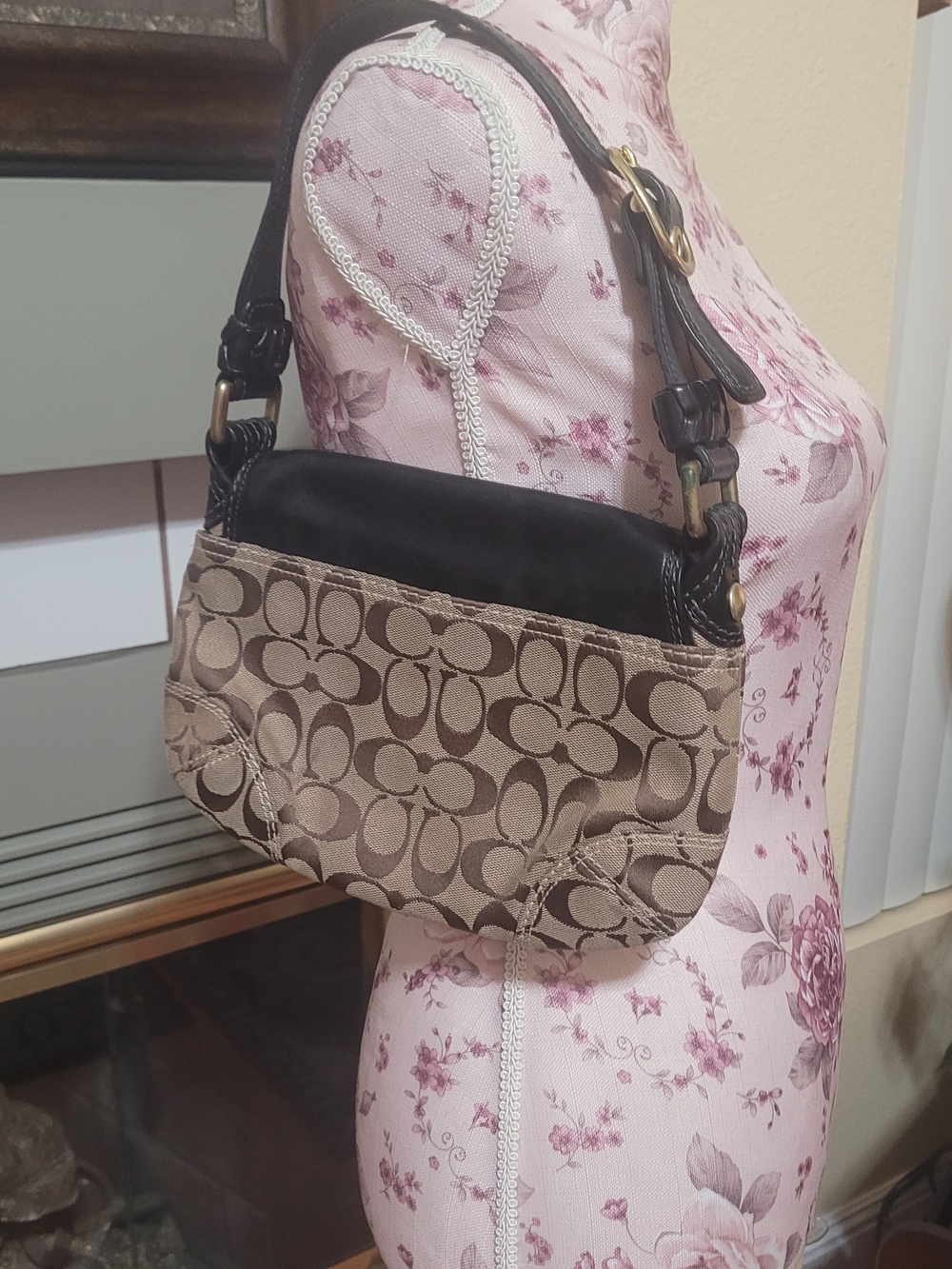 Coach Shoulder Bag in Beige with Black Leather Label - Picture 5 of 7